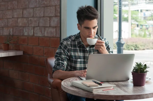 Zakenman met behulp van laptop met Tablet PC- en peninstellingen op houten tafel in — Stockfoto