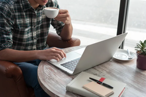 Üzletember használ laptop, tábla és a toll a fa tábla — Stock Fotó