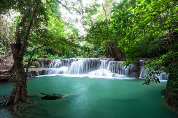 Tiefer Waldwasserfall im huay mae kamin waterfall nationalpark — Stockfoto