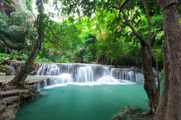Cachoeira de floresta profunda no Parque Nacional Huay Mae Kamin — Fotografia de Stock