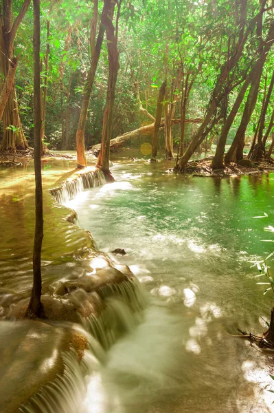 Diepe woud waterval aan Huay Mae Kamin waterval National Park — Stockfoto