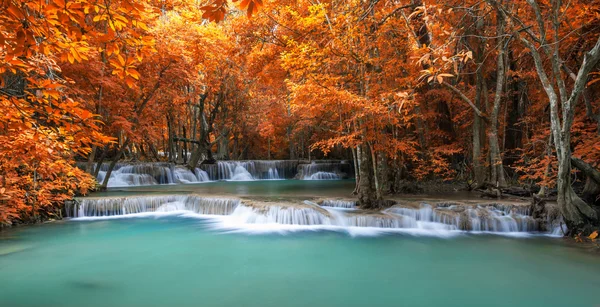 Huay Mae Kamin waterfal, sonbahar sahnede derin orman şelale