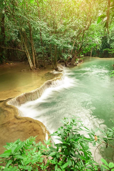Diepe woud waterval aan Huay Mae Kamin waterval National Park — Stockfoto