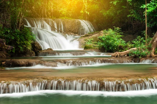 Derin orman şelale Huay Mae Kamin şelale Ulusal Park 