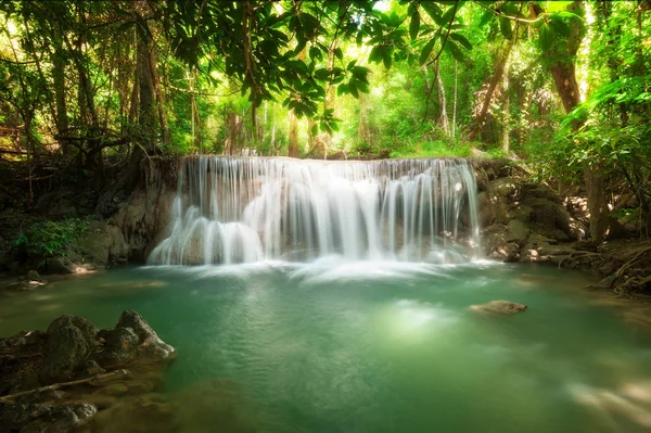 Tiefer Waldwasserfall im huay mae kamin waterfall nationalpark — Stockfoto