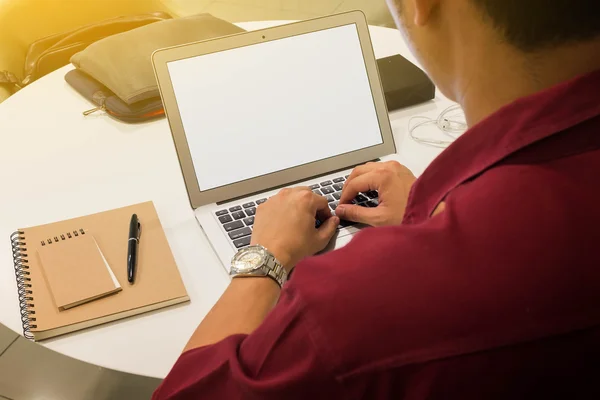Man met laptop op tafel met Opmerking boek en pen — Stockfoto