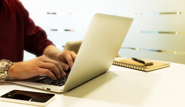 Bijgesneden shot van een jonge man aan het werk vanuit huis met behulp van laptop compu — Stockfoto