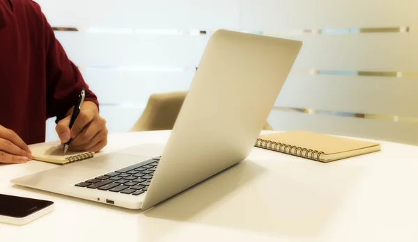 Bijgesneden shot van een jonge man aan het werk vanuit huis met behulp van laptop compu — Stockfoto