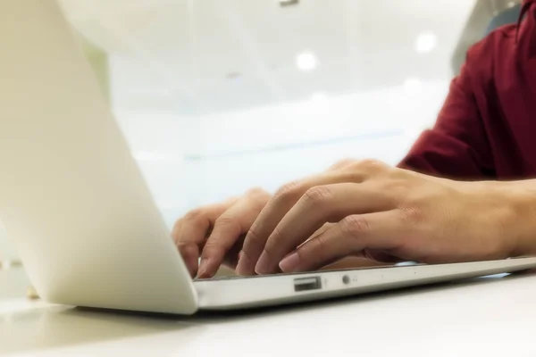 Manos del hombre usando el ordenador portátil con la luz brillante, technolog de negocios — Foto de Stock