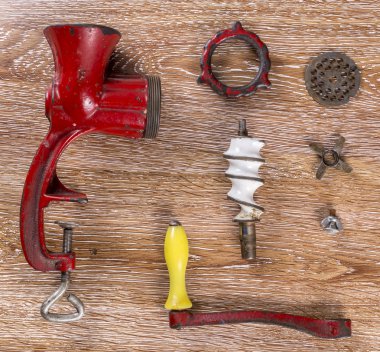 Eski el ile kıyma makinesi ahşap bir masaya unassembled