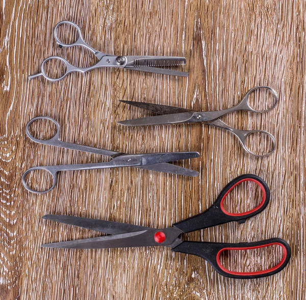 Ahşap zemin üzerinde makas