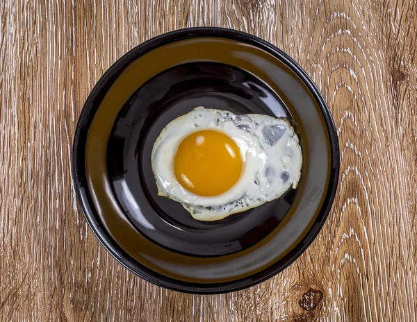 Café da manhã com ovos fritos em fundo de madeira — Fotografia de Stock