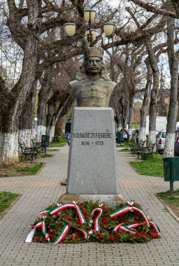 TARGU-MURES, ROMANIA-APRIL 23 Nisan 2021 'de Targu-Mures' te Rakoczi Ferenc Heykeli. Rakoczi Ferenc 18. yüzyılda Transilvanya prensiydi.