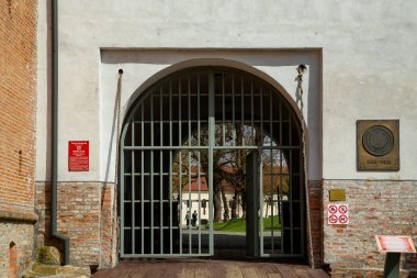 TARGU MURES, MURES, ROMANIA - 23 Nisan 2021: Transilvanya Targu Mures kentinin ortaçağ kalesine giriş.