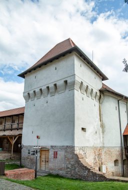 TARGU MURES, MURES, ROMANIA - 23 Nisan 2021: Kule ve Transilvanya, Targu Mures kentinin ortaçağ kalesinin girişi.