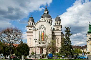 TARGU MURES, TRANSYLVANIA, ROMANYA 23 Nisan 2021: Tanrı 'nın Yükselişi, Ortodoks Katedrali 23 Nisan 2021' de Targu Mures 'te merkez meydanında.