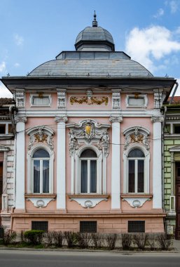 TARGU MURES, TRANSYLVANIA, ROMANYA 23 Nisan 2021: Targu Mures 'te 23 Nisan 2021' de şehir merkezinde eski binalar.