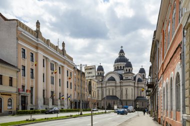  TARGU MURES, TRANSYLVANIA, ROMANIA 23, 2021: 23, 2021: Targu Mures 'te 23 Nisan 2021' de eski tarihi binalar.  