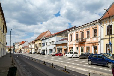  TARGU MURES, TRANSYLVANIA, ROMANIA 23, 2021: 23, 2021: Targu Mures 'te 23 Nisan 2021' de eski tarihi binalar.  