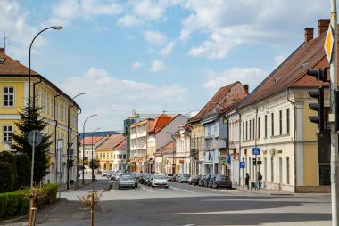  TARGU MURES, TRANSYLVANIA, ROMANIA 23, 2021: 23, 2021: Targu Mures 'te 23 Nisan 2021' de eski tarihi binalar.  
