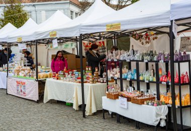 TARGU MURES, MURES, ROMANIA - 23 Nisan 2021: Targu-Mures 'teki geleneksel ürün fuarından görüntüler. 