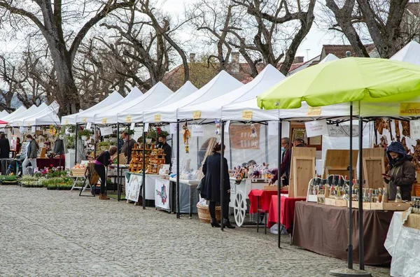 TARGU MURES, MURES, ROMANIA - 23 Nisan 2021: Targu-Mures 'teki geleneksel ürün fuarından görüntüler. 