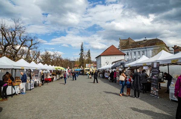 TARGU MURES, MURES, ROMANIA - 23 Nisan 2021: Targu-Mures 'teki geleneksel ürün fuarından görüntüler. 