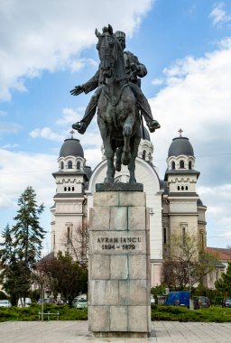 TARGU MURES, TRANSYLVANIA, ROMANIA 23 Nisan 2021: Avram lancu heykeli ve Tanrı 'nın Yükselişi, 23 Nisan 2021' de Targu Mures 'te Ortodoks Katedrali.  