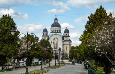 TARGU MURES, TRANSYLVANIA, ROMANIA 23 Nisan 2021: Avram lancu heykeli ve Tanrı 'nın Yükselişi, 23 Nisan 2021' de Targu Mures 'te Ortodoks Katedrali.  