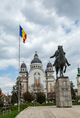 TARGU MURES, TRANSYLVANIA, ROMANIA 23 Nisan 2021: Avram lancu heykeli ve Tanrı 'nın Yükselişi, 23 Nisan 2021' de Targu Mures 'te Ortodoks Katedrali.  