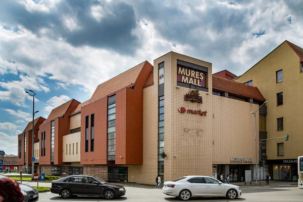 TARGU MURES, MURES, ROMANIA - 24 Nisan 2021: Mures Mall binası 24 Nisan 2021 Targu-Mures.