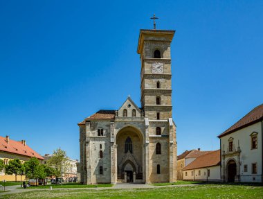 ALBA IULIA, ALBA, ROMANIA - 11 Mayıs 2021: Alba Iulia Kalesi, Transilvanya 'daki St. Michael Katolik Katedrali