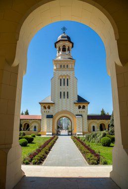 ALBA IULIA, ALBA, ROMANIA - 11 Mayıs 2021: Alba Iulia Kalesi 'ndeki Taç Giyme Ortodoks Katedrali, Transilvanya, Romanya.