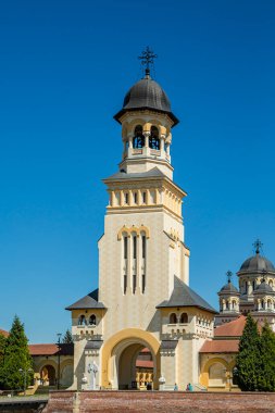 ALBA IULIA, ALBA, ROMANIA - 11 Mayıs 2021: Alba Iulia Kalesi 'ndeki Taç Giyme Ortodoks Katedrali, Transilvanya, Romanya.