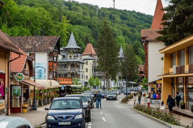 SOVATA, MURES, ROMANIA MAYIS 29, 2021: Romanya 'nın Transilvanya kentinde sokak manzarası. 