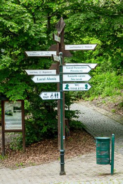 SOVATA, MURES, ROMANIA MAYIS 29 Mayıs 2021: Romanya 'nın Transilvanya kentinde oryantasyon göstergeleri. 