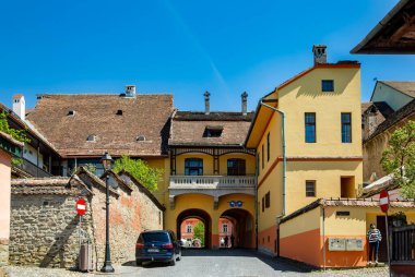 SIGHISOARA, MURES, ROMANIA - 09 Mayıs 2021: Transilvanya 'daki Sighisoara Kalesi' ndeki eski binalar