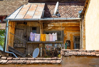 SIGHISOARA, MURES, ROMANIA - 09 Mayıs 2021: Transilvanya 'daki Sighisoara Kalesi' ndeki eski binalar