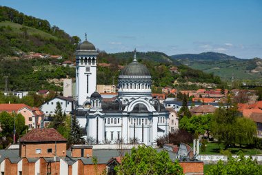 SIGHISOARA, MURES, ROMANIA - 09 Mayıs 2021: Sighisoara, Transilvanya 'daki şehir manzarası ve çatı mimarisi üzerine panoramik manzara