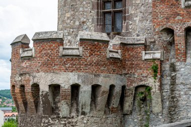 HUNEDOARA, TRANSYLVANIA, ROMANIA - 31 Mayıs 2021: Romanya 'nın Hunedoara kentinde bir Corvin Şatosu veya Hunyadi Şatosu olarak da bilinen Hunedoara Şatosu' nun inşaat detayları