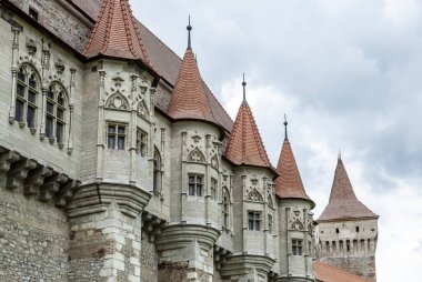 HUNEDOARA, TRANSYLVANIA, ROMANIA - 31 Mayıs 2021: Romanya 'nın Hunedoara kentinde bir Corvin Şatosu veya Hunyadi Şatosu olarak da bilinen Hunedoara Şatosu' nun inşaat detayları