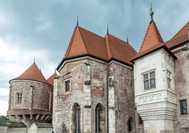 HUNEDOARA, TRANSYLVANIA, ROMANIA - 31 Mayıs 2021: Romanya 'nın Hunedoara kentinde bir Corvin Şatosu veya Hunyadi Şatosu olarak da bilinen Hunedoara Şatosu' nun inşaat detayları