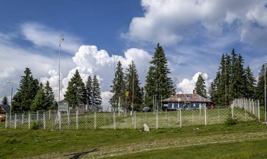 PARANG RESORT, HUNEDOARA, ROMANIA - 11 Temmuz 2021: Dağ beldesi Parang 'daki hava durumu istasyonu