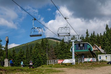 PARANG RESORT, HUNEDOARA, ROMANIA - 11 Temmuz 2021: Dağ beldesi Parang 'daki teleferik istasyonu