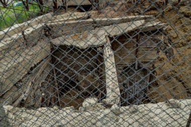 PRAID, HARGHITA, ROMANIA-JUNE 19 Haziran: Şu anda kapalı olan Praid tuz madenine eski erişim 19 Haziran 2021 'de Praid, Harghita' da çökme tehlikesi altında..