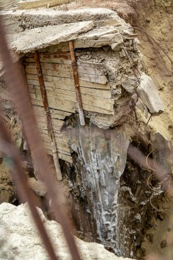 PRAID, HARGHITA, ROMANIA-JUNE 19 Haziran: Şu anda kapalı olan Praid tuz madenine eski erişim 19 Haziran 2021 'de Praid, Harghita' da çökme tehlikesi altında..