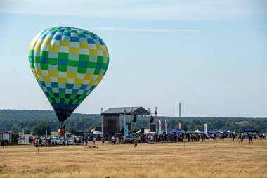 STANESTI, GORJ, ROMANIA - 28 Ağustos 2021: Havacılık mitinginde sıcak hava balonu, Stanesti havalimanı, Gorj, Romanya