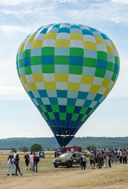 STANESTI, GORJ, ROMANIA - 28 Ağustos 2021: Havacılık mitinginde sıcak hava balonu, Stanesti havalimanı, Gorj, Romanya
