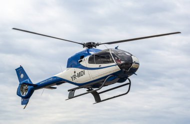STANESTI, GORJ, ROMANIA - 28 Ağustos 2021: Havacılık mitinginde helikopter, Stanesti havalimanı, Gorj, Romanya