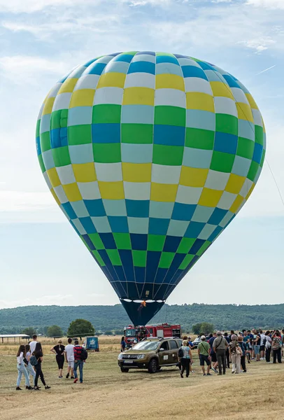 STANESTI, GORJ, ROMANIA - 28 Ağustos 2021: Havacılık mitinginde sıcak hava balonu, Stanesti havalimanı, Gorj, Romanya